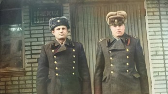 на крыльце общежития